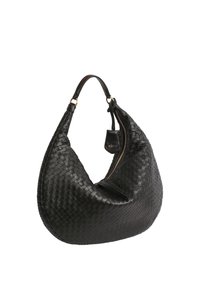 Sac à main en cuir noir tissé avec une forme hobo décontractée, featuring une bandoulière et une poche zippée, accentué par du matériel doré.