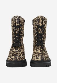 Stivaletti alla caviglia con stampa leopardata, lacci neri e zip laterali, dotati di suola in gomma e tessuto testurizzato.