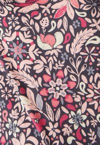 Tessuto scuro con un motivo floreale ripetuto che presenta fiori rosa, rossi e azzurri, foglie e forme astratte di varie dimensioni.