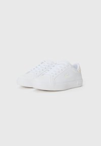 Hvide sneakers med en glat syntetisk overdel, snørebåndsdesign, rund tå, subtil branding på siden og struktureret gummisåle.
