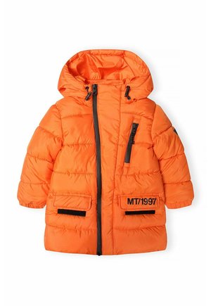 Veste orange rembourrée avec capuche, dotée d'une fermeture éclair à l'avant, de deux grandes poches avant et d'accents noirs avec l'étiquette "MT/1997".