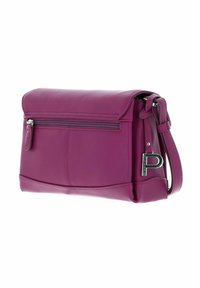 Sac en bandoulière en cuir violet avec une poche zippée à l'avant, une bandoulière ajustable et un charme en argent gravé "MON SAC MON HISTOIRE."