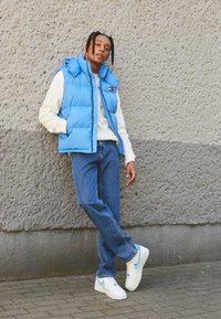 Tommy Jeans ETHAN - Calças de ganga de corte relaxado - denim medium