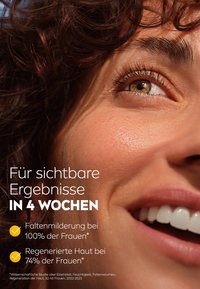 Nahaufnahme eines Frauenengesichts mit lockigem braunem Haar, glatter Haut und strahlenden Augen. Der Text bewirbt die Ergebnisse der Hautbehandlung innerhalb von vier Wochen.