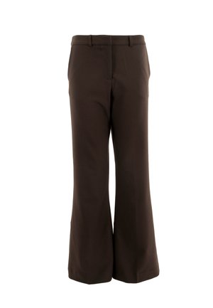 Pantalons évasés marron avec une texture lisse, présentant un devant plat, des passants de ceinture et une coupe ajustée.