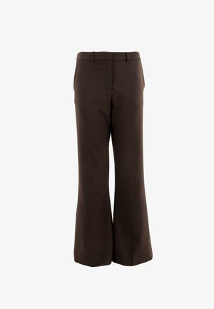 Pantalones acampanados marrones con una textura suave, que presentan un frente plano, trabillas para el cinturón y un ajuste entallado.