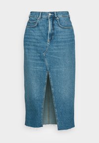 Falda de mezclilla en azul claro, de largo medio y con una abertura en la parte delantera. Presenta una cintura estándar, presillas para el cinturón y un dobladillo deshilachado. Textura suave.