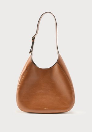 Rjava usnjena torbica za čez ramo z ukrivljeno obliko in nastavljivim trakom, ki ima zaponko v zlato tonih.