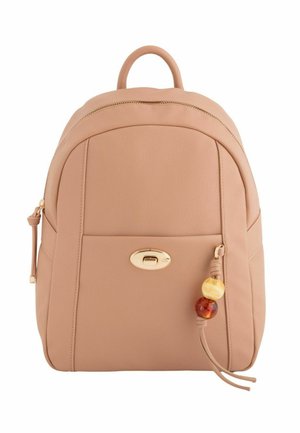 Sac à dos en cuir marron clair avec poche avant, fermeture éclair dorée, fermoir ovale doré et deux perles décoratives sur une lanière en cuir.