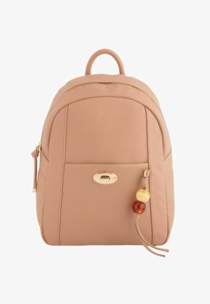 Sac à dos en cuir marron clair avec poche avant, fermeture éclair dorée, fermoir ovale doré et deux perles décoratives sur une lanière en cuir.