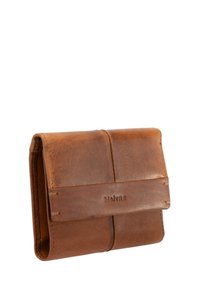 Portafoglio in pelle marrone con una texture liscia, design piegato e logo impresso. Presenta dettagli cuciti e una forma elegante e compatta.