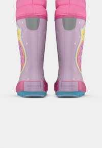 Bottes de pluie pour enfants roses et violettes avec des semelles bleues, motif étoiles et beignets, et le texte "GIOSEPPO HAVE A NICE DAY" à l'arrière.
