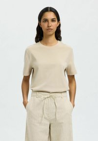 Selected Femme ESSENTIAL BOXY NOOS - T-shirt basic - oatmeal