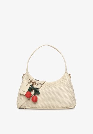 Bolso de mano tejido de cuero color crema con una sola asa, herrajes dorados y charm de cuero en forma de cerezas rojas.