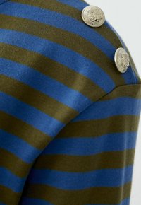 Gestreifter Pullover mit blauen und olivgrünen Streifen, glatter Textur und drei dekorativen silbernen Knöpfen an der Schulter.