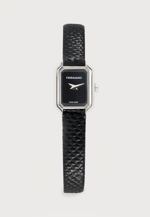 Obdélníkový černý ciferník hodinek Ferragamo se stříbrným pouzdrem a texturovaným černým koženým řemínkem, zobrazující čas 10:10.