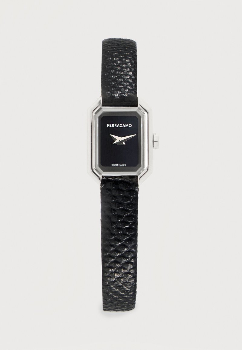 Montre-bracelet Ferragamo avec cadran noir rectangulaire, boîtier argenté et bracelet en cuir noir texturé, affichant l'heure 10h10.
