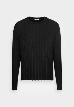 Czarny, długi sweter dziany z pionowym prążkowanym wzorem i okrągłym dekoltem na jednolitym białym tle.