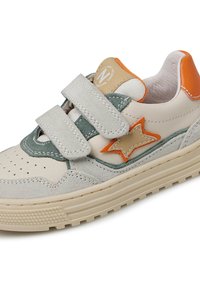 Baskets en suède crème et vert avec des sangles velcro, un patch en étoile et un accent orange. Comprend une zone perforée au niveau des orteils et une semelle en caoutchouc texturée.