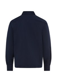 Chemise à manches longues bleu marine avec col, ourlet droit et poignets boutonnés. Tissu lisse au design épuré et simple.
