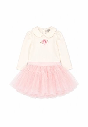 Vestito color crema a maniche lunghe con colletto alla Peter Pan, ricamo di fiori rosa sul petto e gonna in tulle rosa a più strati.
