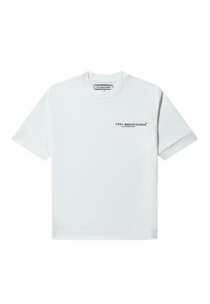 Biała bawełniana koszulka z okrągłym dekoltem, krótkimi rękawami i czarnym logo nadrukowanym na lewej piersi. Klasyczny fason z prostym dołem.