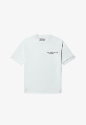 T-shirt en coton blanc avec un col rond, des manches courtes et un logo noir imprimé sur la poitrine gauche. Coupe classique avec un ourlet droit.