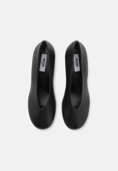 Sapatilhas de balé em couro preto com bico arredondado e textura suave. Apresenta um design de corte baixo e uma marcação discreta no forro interior.
