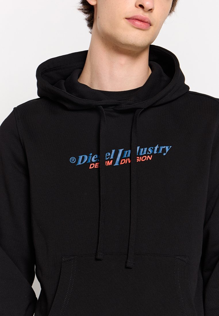 Hoodie noir en coton, avec une poche kangourou, une capuche à cordon de serrage, et un texte logo bleu et rouge audacieux sur la poitrine.