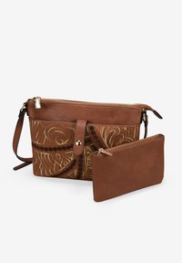 Bolso de cuero marrón con bordado y acentos dorados, que cuenta con un cierre de cremallera y un pequeño compartimento extraíble, de textura suave.