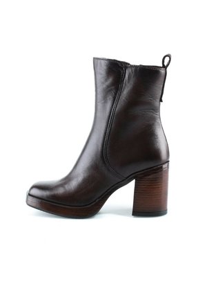Dunkelbrauner Leder-Stiefeletten mit blockigem Holzabsatz und Zuglasche hinten, von der Seite vor weißem Hintergrund dargestellt.