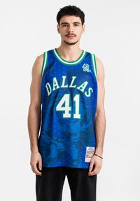 Camiseta de baloncesto azul con "DALLAS" y el número "41" en blanco. Diseñada con acentos verdes y un patrón de dragón. Tela ligera.