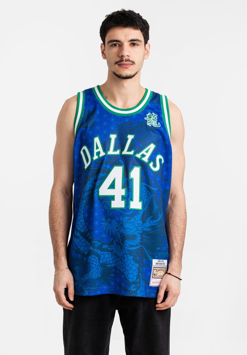 Camiseta de baloncesto azul con "DALLAS" y el número "41" en blanco. Diseñada con acentos verdes y un patrón de dragón. Tela ligera.