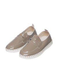 Beige Lackleder-Loafer mit erhobenem Vorderriemen, elastischen Seitenpanelen und weißen gerippten Gummisohlen. Leicht und schlankes Design.
