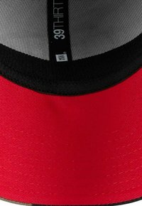 Rote Kappe mit schwarzem Schirm, ausgestattet mit einem Mesh-Innenfutter. Das Etikett lautet "39THIRTY" von New Era und befindet sich an der Unterseite der Krone.