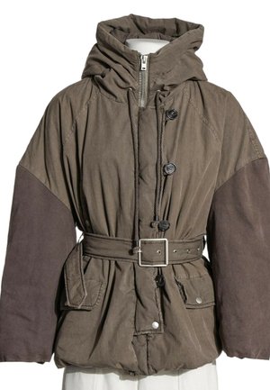 Veste matelassée marron avec capuche, fermeture éclair et boutons à l'avant, taille ceinturée, et grandes poches avant avec rabats et fermetures pression.