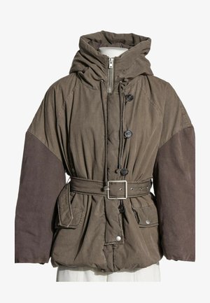 Veste matelassée marron avec capuche, fermeture éclair et boutons à l'avant, taille ceinturée, et grandes poches avant avec rabats et fermetures pression.