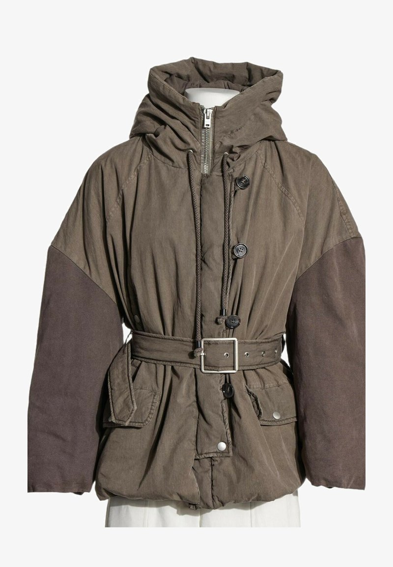 Veste matelassée marron avec capuche, fermeture éclair et boutons à l'avant, taille ceinturée, et grandes poches avant avec rabats et fermetures pression.