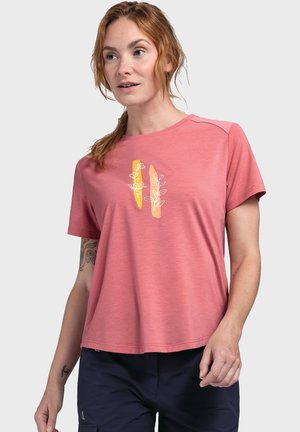 Konkav geschnittenes, kurzärmliges pinkes T-Shirt aus weichem Stoff. Mit einem gelb-weißen Blumenmuster auf der Vorderseite und einem runden Rundhalsausschnitt.