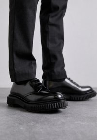 Atlasīts, black