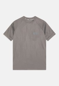 Grå kortärmad T-shirt med ett texturerat geometriskt mönster och rundad halsringning. Har en liten logotyp på bröstet och raglanärmar.