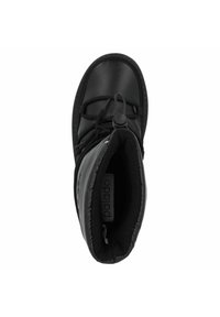 Botte noire imperméable avec un haut rembourré, semelle noire texturée, lacets elastiques et une étiquette à l'intérieur. Présente un bouton circulaire pour un ajustement sécurisé.