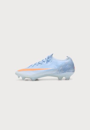 Chaussure de football bleu clair à lacets, avec une bande latérale orange, des détails graphiques blancs et des crampons moulés, présentée de profil sur un fond uni.