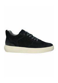 Baskets basses noires avec lacets gris, semelle épaisse blanche avec relief et détails en daim sur le dessus sur fond blanc.