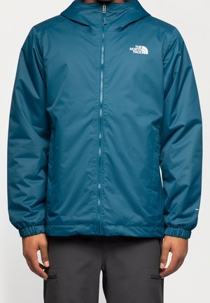 Teal waterdichte jas met een ritssluiting aan de voorkant, verstelbare capuchon, elastische manchetten en logo op de linkerborst. Lichtgewicht materiaal.
