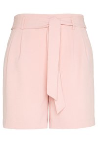 Shorts roses sur mesure avec une taille ceinturée, présentant des plis latéraux et un tissu lisse et léger. Design épuré et minimaliste sans éléments métalliques visibles.