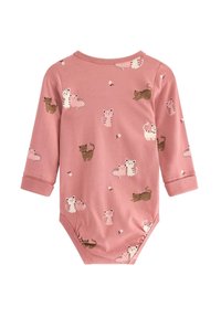 Bodysuit pour bébé à manches longues de couleur rose, fabriqué en coton doux, avec des imprimés de chats dispersés dans diverses couleurs et motifs, et une fermeture à boutons-pression au bas.