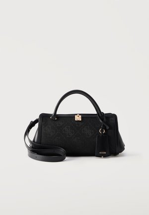 Sac à main rectangulaire noir avec poignées supérieures, bandoulière réglable, fermoir doré et une étiquette griffée Guess sur un fond uni.