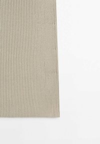 Tissu tricoté côtelé beige avec des lignes verticales, montrant une section rectangulaire sur un fond blanc.
