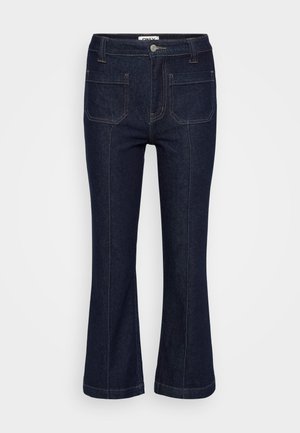 Mørkeblå denim jeans med frontlommer, kontrastsøm, beltehanker, knappelukking og lett utsvingte ben.
